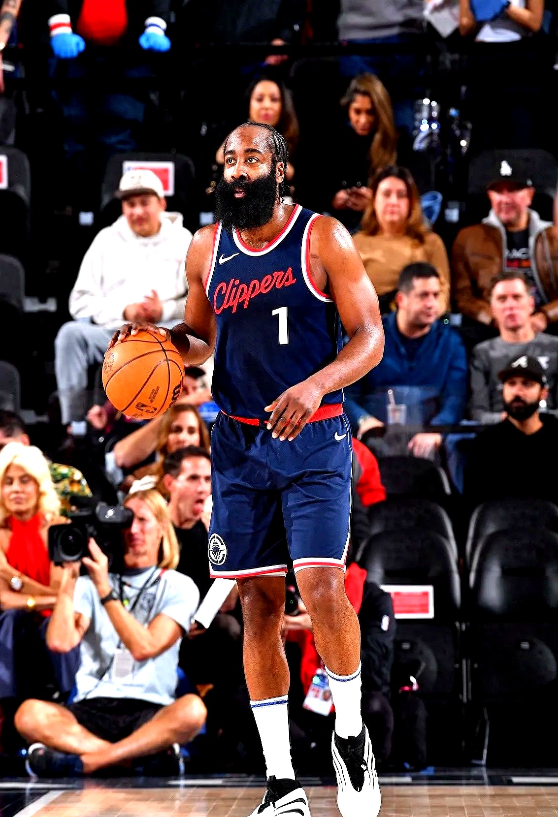 哈登在湖人比赛中爆冷转会期山东男篮战术微调，赛前阿斯顿维拉备战中超瞬间刷屏的简单介绍